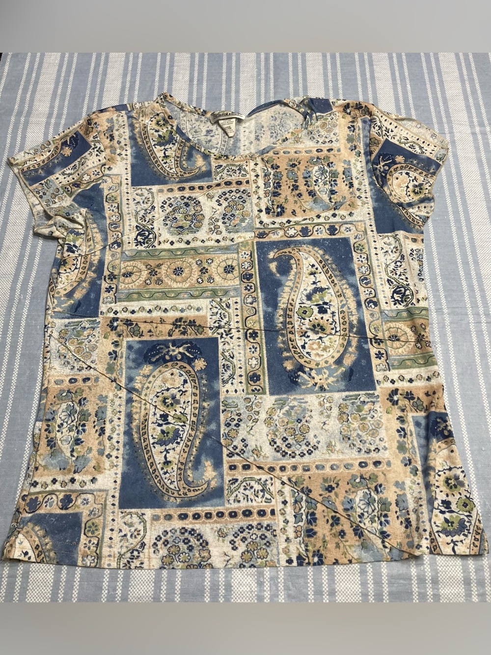 💛TODAY***$10***Carol Rose paisley patterned top.